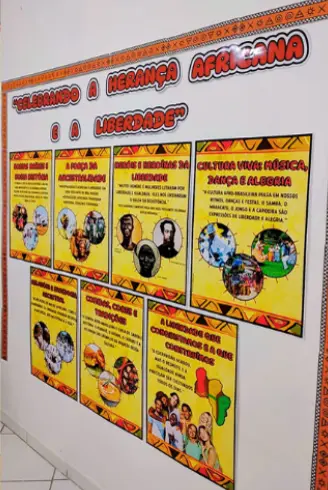 Painel 'Celebrando a Herança Africana e a Liberdade' montado em parede de sala de aula